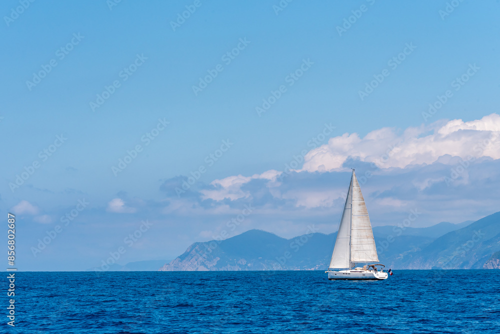 Obraz premium Sailing boat at an open sea