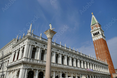 La Bibliothèque Marcienne et le campanile de la cathédrale Saint-Marc de Venise photo