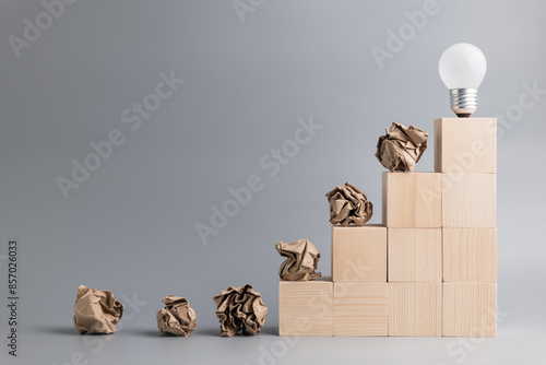 Fotografie Crush paper balls and light bulb in concept of development and original idea, le
