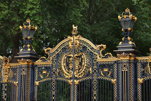 Картината върху платно Buckingham Palace gate in London