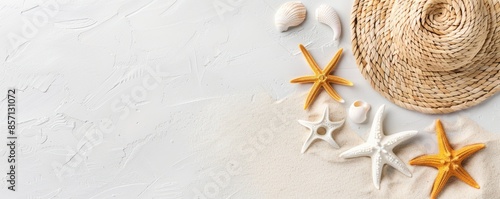 Obraz na płótnie Beach hat and starfish on white sand background. w salonie