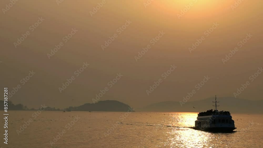 March 4, 2023, the sunset scenery of Taihu Lake in Yuantouzhu, Wuxi City, Jiangsu Province March 4, 2023, the sunset scenery of Taihu Lake in Yuantouzhu, Wuxi City, Jiangsu Province