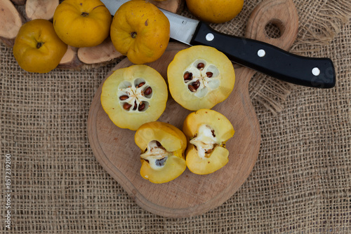 whole or cut quince fruits