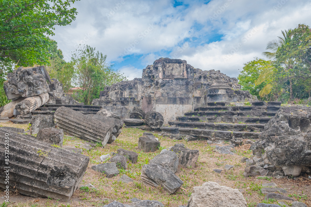 Fototapeta premium Ruines de l'ancienne église à Saint-Pierre en Martinique.