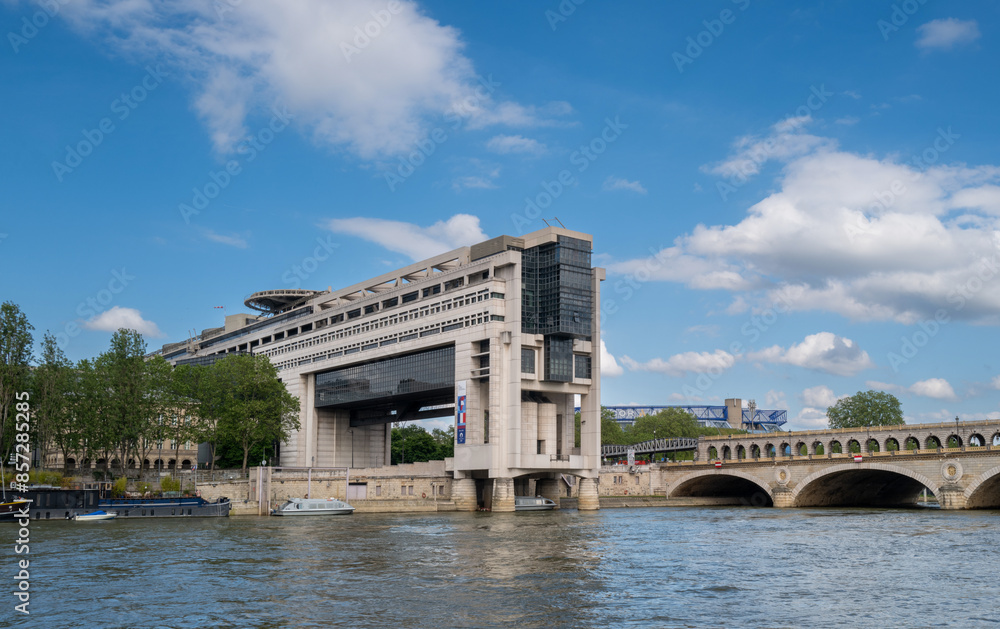 Naklejka premium La Seine au niveau du ministère des finances de Bercy à Paris en France