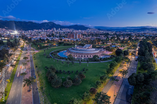 Obraz na płótnie Noche en Bogotá. w salonie