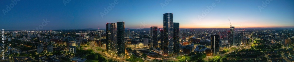 Fototapeta premium A breathtaking panoramic night view of Manchester featuring Deansgate and The Great Jackson Street skyscraper district