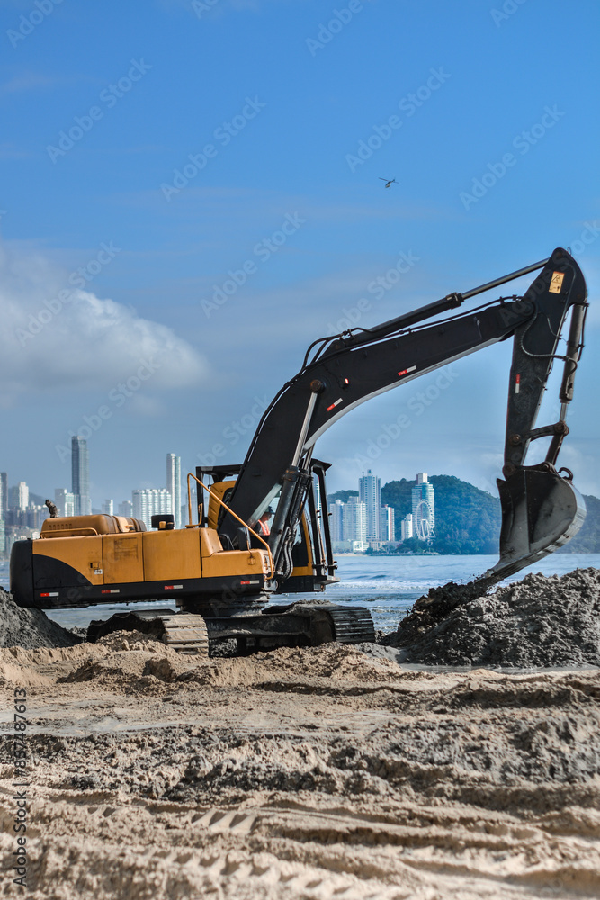 Máquinas trabalhando no alargamento da praia de Balneário Camboriú Máquinas trabalhando no alargamento da praia de Balneário Camboriú