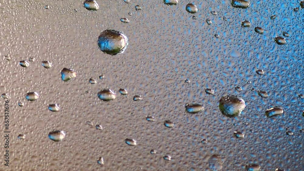 gotas de agua sobre vidrio en color metálico