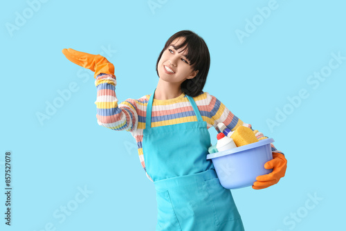 Young woman with cleaning s...