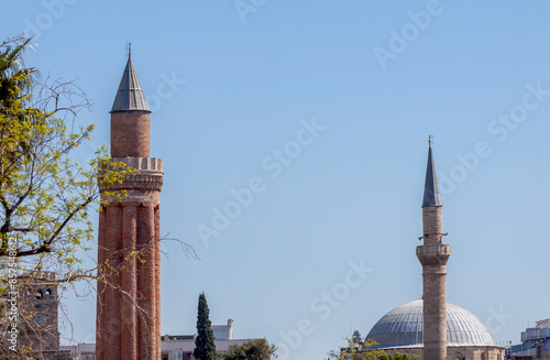 Minarett der Yivli-Minare-Moschee und Minarett der Tekeli Mehmet Pascha Moschee, Antalya, Türkei photo