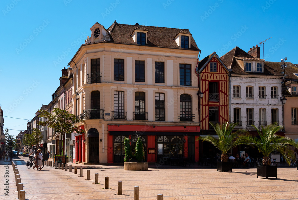 Φωτογραφία Streets of Sens, commune in Yonne department in Bourgogne-Franche-Comte region of north-central France