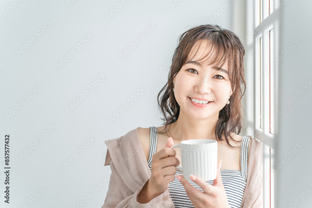 Φωτογραφία 水・白湯・ミネラルウォーターを飲むアジア人女性（水分補給）