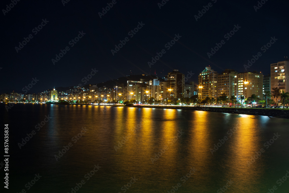 Florianopolis noite e as luzes da avenida beira-mar norte de Florianópolis, Santa Catarina, Brasil Florianopolis noite e as luzes da avenida beira-mar norte de Florianópolis, Santa Catarina, Brasil