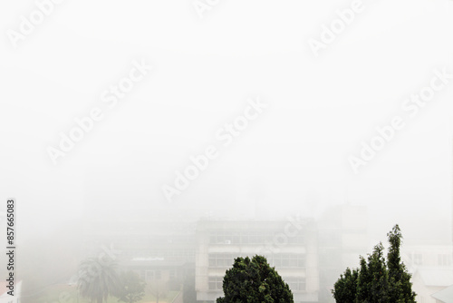 Banco de Niebla sobre edificio en la Ciudad de Buenos Aires. Argentina