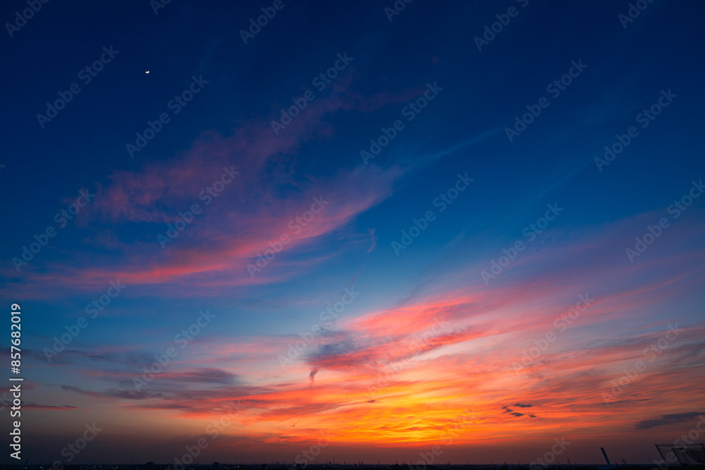 Fototapeta premium 夕焼けの巻層雲と上弦の月