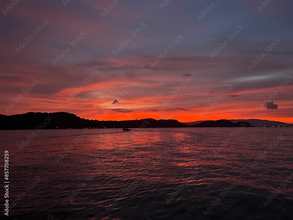 Naklejka premium sunset over the sea