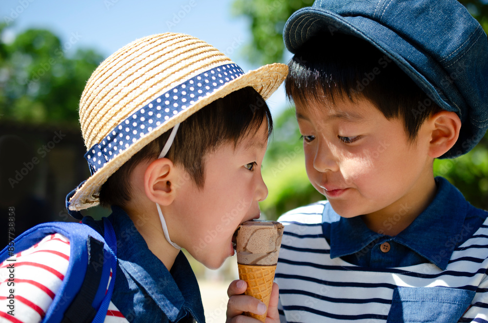 アイスクリームを食べる子供 アイスクリームを食べる子供