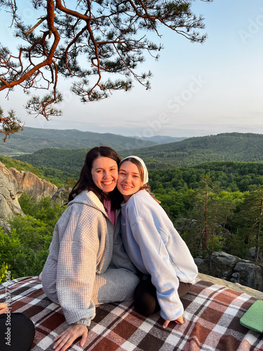 Obraz na płótnie happy couple women friends taking picture on sunset w salonie