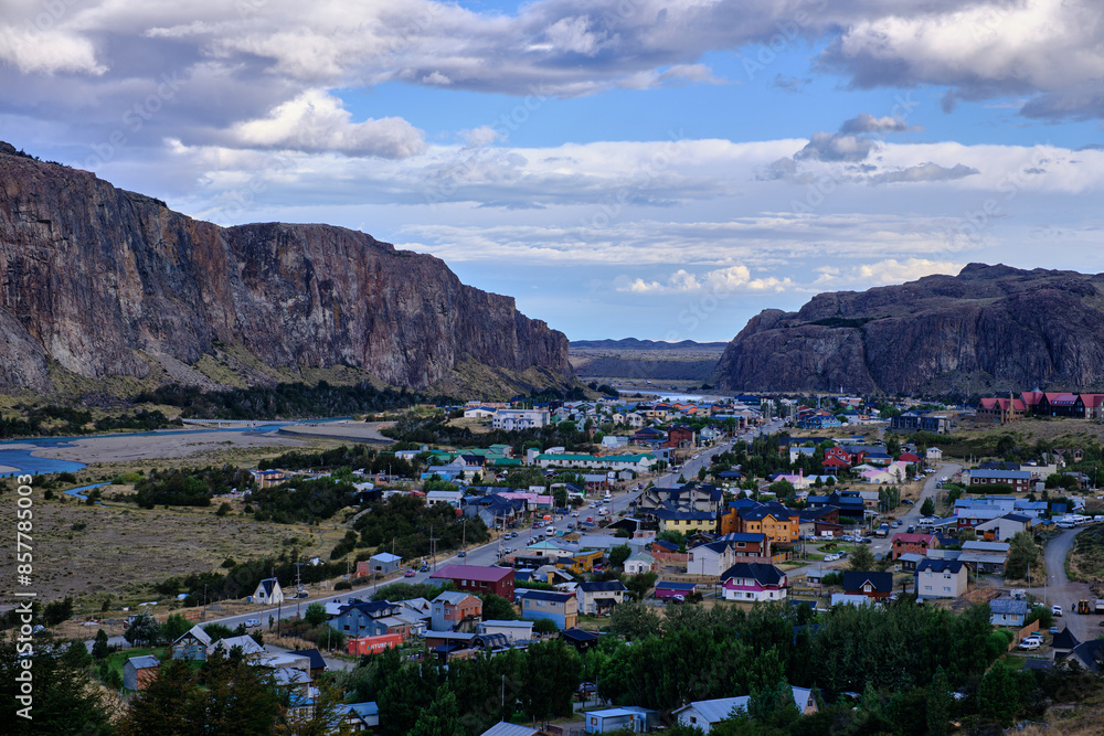 Fototapeta premium El Chalten – Capital Nacional del Trekking, Patagonia, Argentina