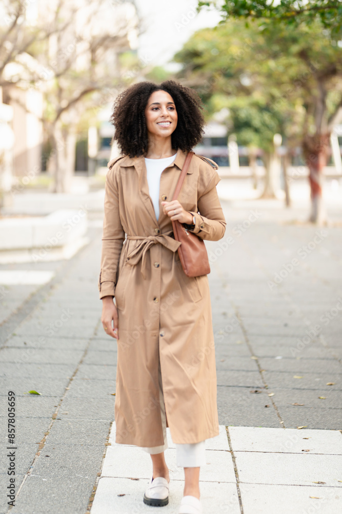 Obraz premium Confident Black Woman Entrepreneur Walking in the City Wearing Stylish Outfit