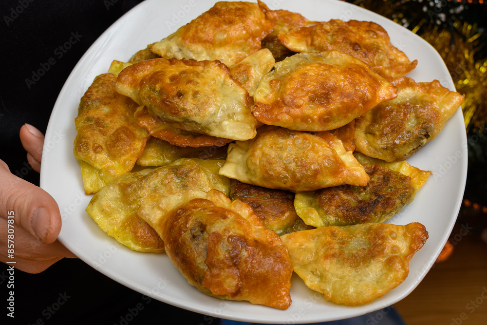 Świąteczne pierogi smażone z kapustą i grzybami z bliska Świąteczne pierogi smażone z kapustą i grzybami z bliska