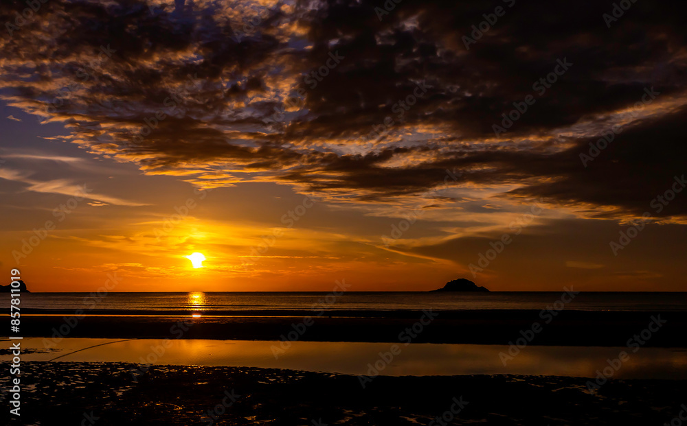 Obraz premium sunset over the sea