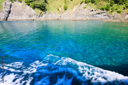 ヒリゾ浜渡船の漁船に乗って、海に出るスキンダイバー、シュノーケラーたち。日本国静岡県伊豆半島賀茂郡南伊豆町中木から渡し船で渡るヒリゾ浜にて。 2022年9月撮影。 