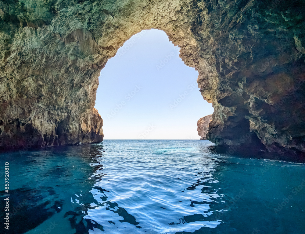 Φωτογραφία Amazing blue waters of the Mediterranean Sea in Blue Grotto from a boat