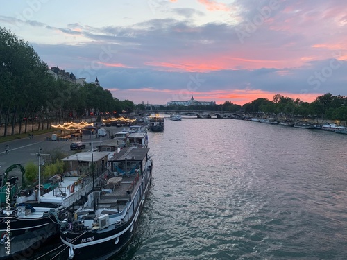 Coucher de soleil sur la Seine à Paris, France