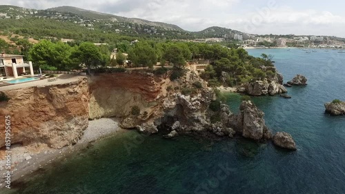 mar con montañas