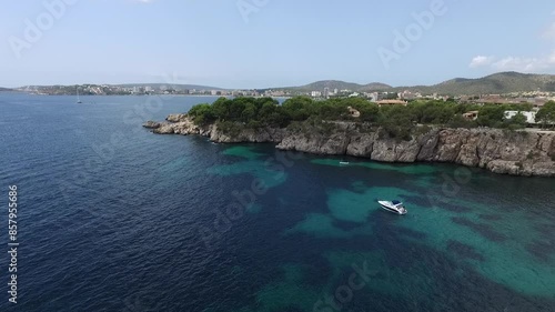 Mar con montañas