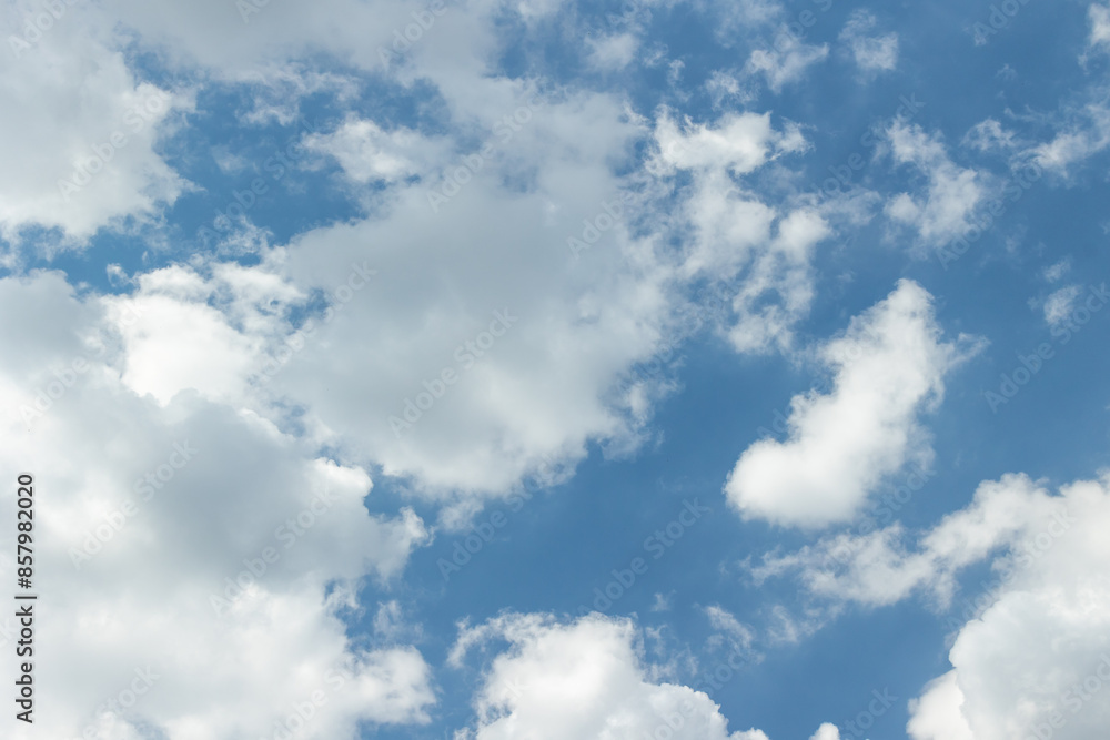 Obraz premium White clouds on a blue bright sky on a clear sunny day