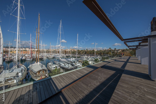 Puerto con barcos