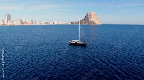 Calpe con el Peñon Ifach y barco Alicante con drone