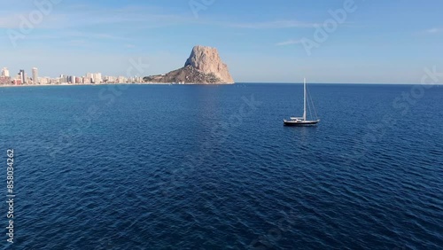 Calpe con el Peñon Ifach y barco Alicante con drone