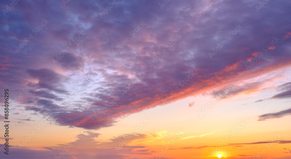 Obraz premium Beautiful dramatic scenic after sunset sky background after sunset