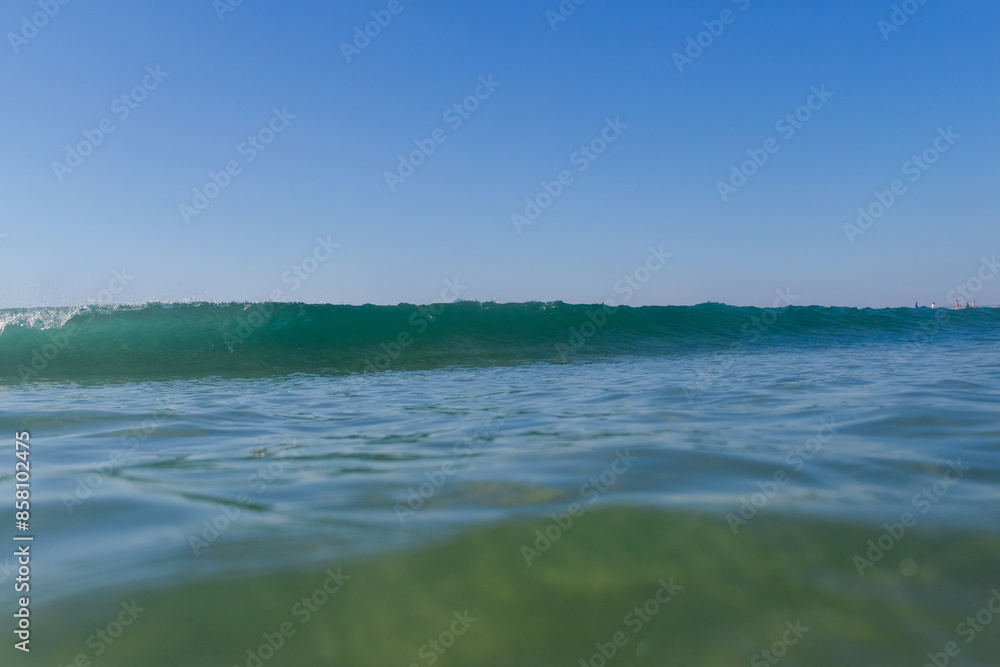 Obraz premium Beautiful small blue wave on the beach.