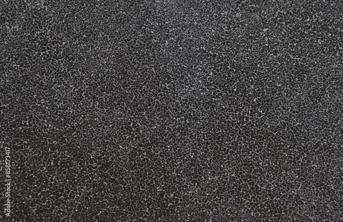 黒く汚れたひび割れたコンクリート壁の背景素材