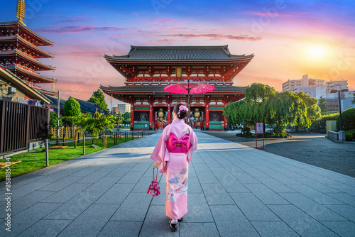 Canvas-taulu Asian woman wearing japanese traditional kimono at Temple in Tokyo, Japan