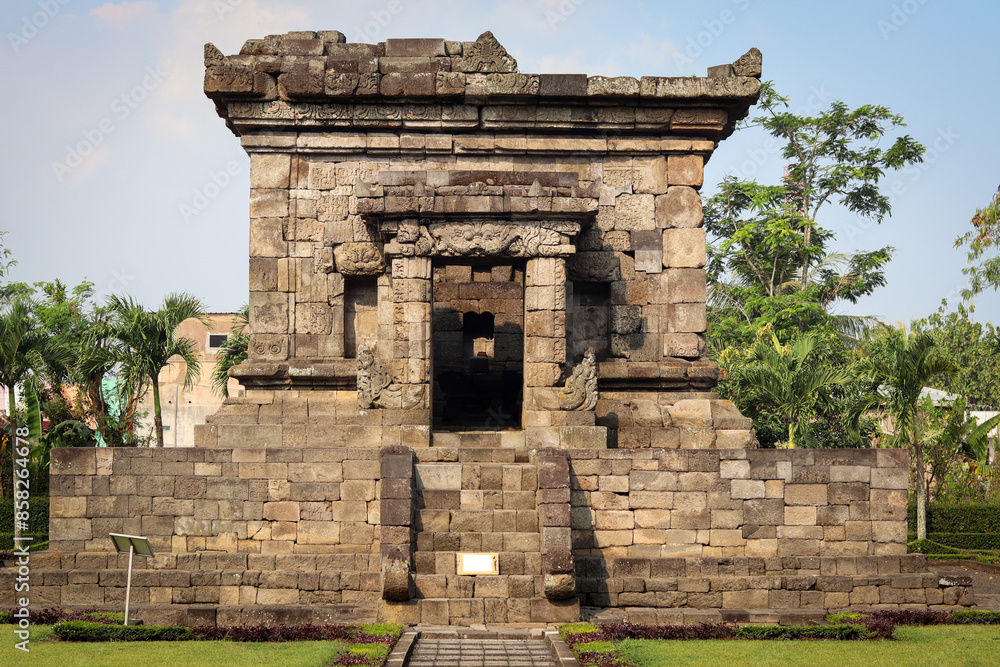 Naklejka premium grandeur of Badut Temple or Bhad Hyut, ideal for cultural and historical designs.