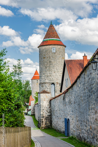 Stadtmauer mit Turm in der Altstadt von Dinkelsbühl in Mittelfranken