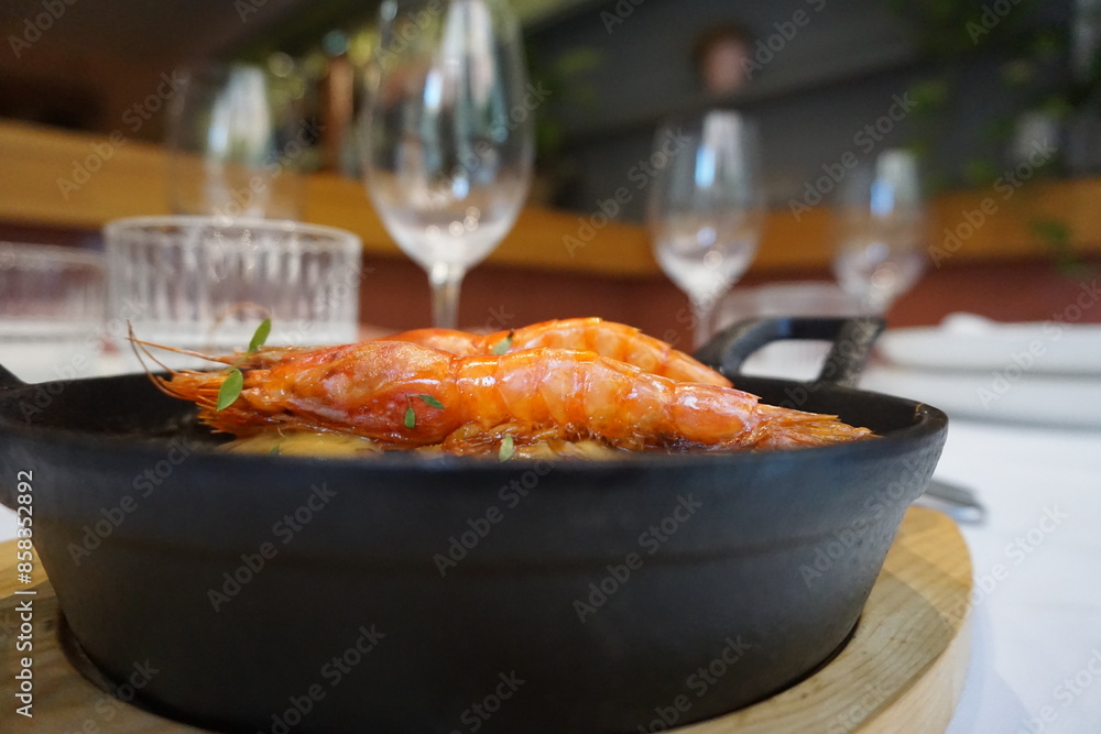 Fototapeta premium Día en un restaurante cocinando y probando platos