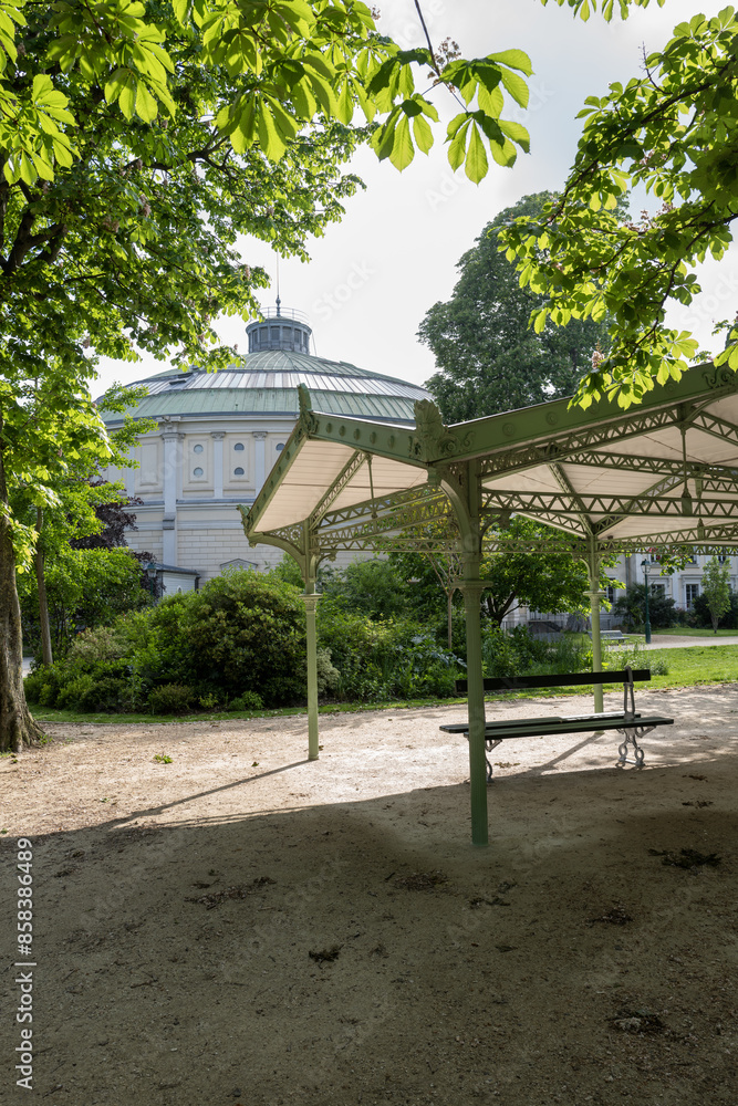 Les jardins de l'avenue des Champs Elysées un jour de printemps avec un ciel nuageux à Paris en France Les jardins de l'avenue des Champs Elysées un jour de printemps avec un ciel nuageux à Paris en France