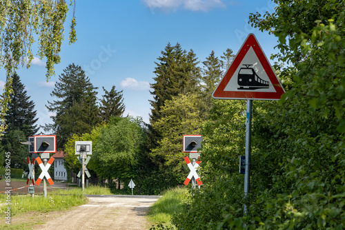 Verkehrszeichen warnt vor unbeschranktem Bahnübergang photo