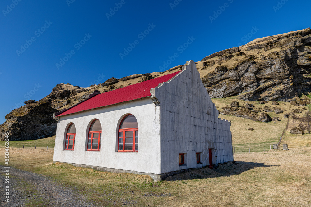 Eine Dorfkirche mit rotem Dach auf Island Eine Dorfkirche mit rotem Dach auf Island