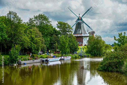 Deutschland Greetsiel Zwillingswindmühlen