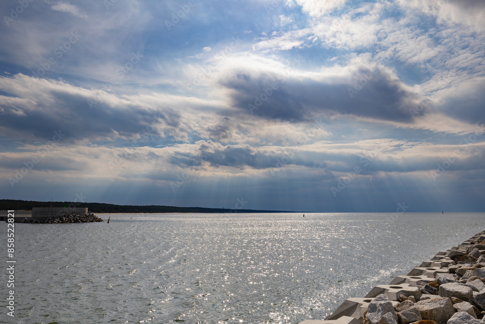 Linia brzegowa nad morzem, krajobraz morski, tapeta, wakacje i wypoczynek w słoneczny dzień, Morze Bałtyckie i piaszczysta plaża Linia brzegowa nad morzem, krajobraz morski, tapeta, wakacje i wypoczynek w słoneczny dzień, Morze Bałtyckie i piaszczysta plaża