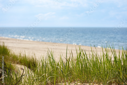 Linia brzegowa nad morzem, krajobraz morski, tapeta, wakacje i wypoczynek w słoneczny dzień, Morze Bałtyckie i piaszczysta plaża