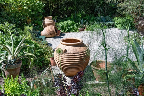 Fotografía selection of terracotta pots in a sunken garden